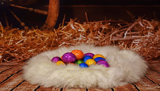 Húsvét, színes tojás, istálló, széna, báránybőr, Kellemes húsvéti ünnepeket