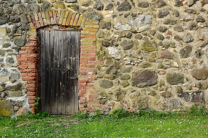 die Kellertür, die Tür in der Wand, aus Holz, Ziegelmauer, Steinmauer