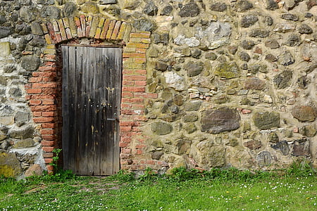 pivnica dverách, dvere do steny, drevené, tehlová stena, kamenná stena