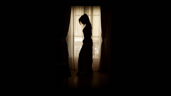 femme, debout, fenêtre de, silhouette, scène, posé, noir et blanc