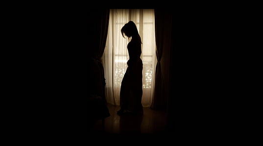 Kobieta, stojące, okno, sylwetka, scena, Jakie, czarno-białe
