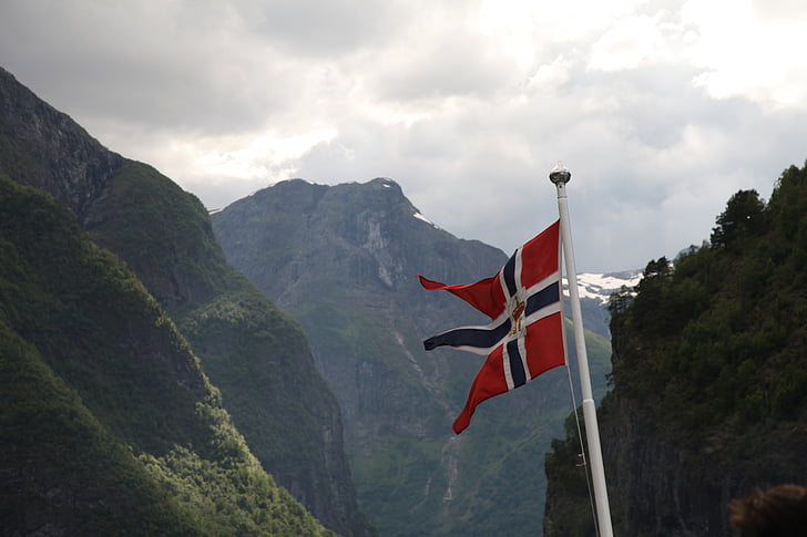Norvège, le drapeau national, fjord, montagne, bois