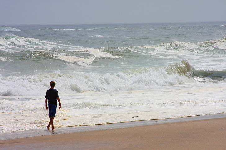 Beach, chlapec, chôdza, more, letné, vlny, ráno