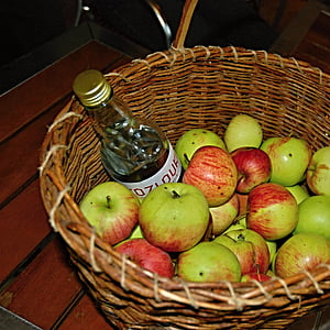 pomes, cistella, aiguardent de pruna, vímet, esperit, aliments, fruita