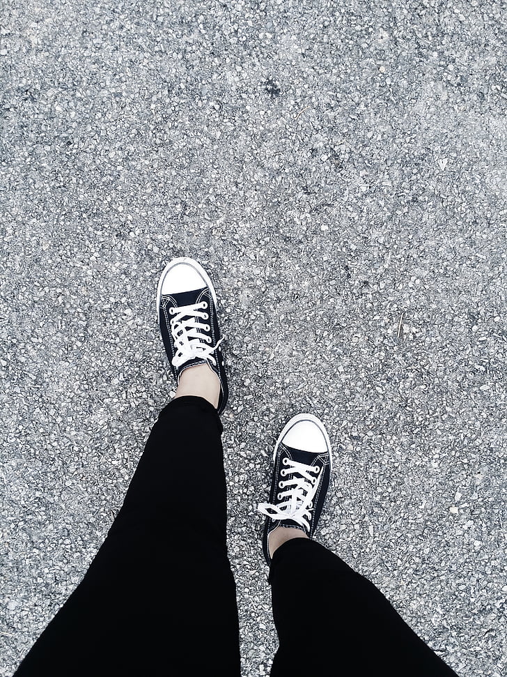 Straße, Converse Schuhe, schwarze Hose, Fuß, Boden, Hipster