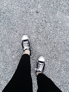 cesta, Converse boty, černé kalhoty, noha, zem, bokovky