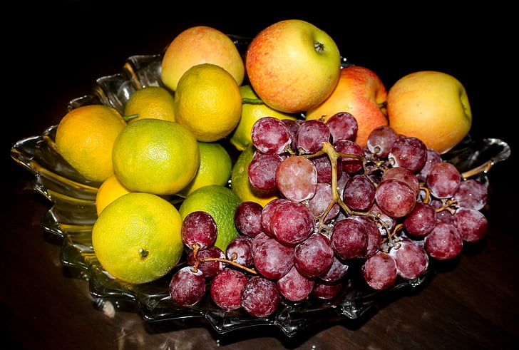 vaisių, vynuogių, obuolių, mandarinų, krepšys, juodame fone, degustacija