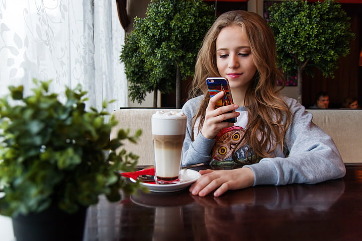dievča, Teen, kaviareň, v blízkosti okna, okno, smartphone, ruština
