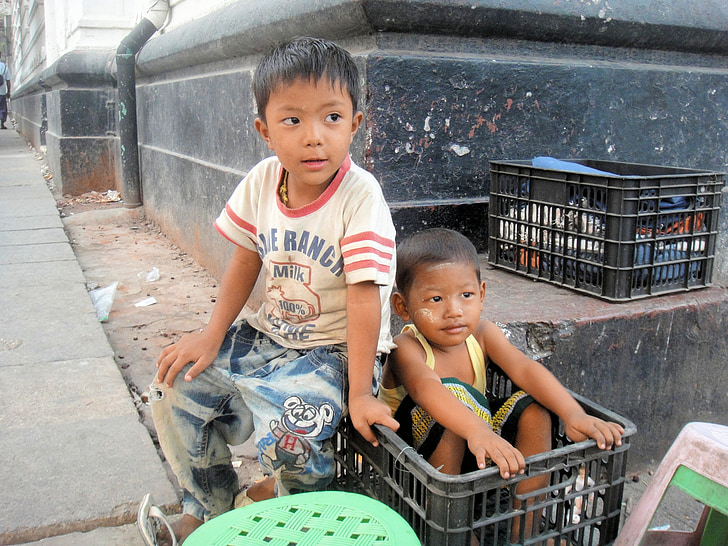 Mjanmarsko, chlapci, chudoby, klietka, priateľstvo, deti si hrajú, deti