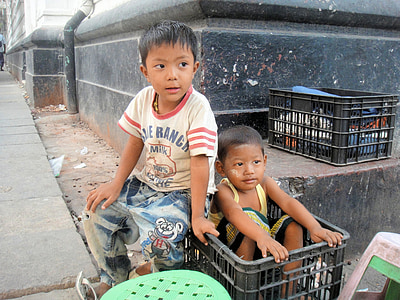 Myanmar, pojkar, fattigdom, Crate, vänskap, barn som leker, barn