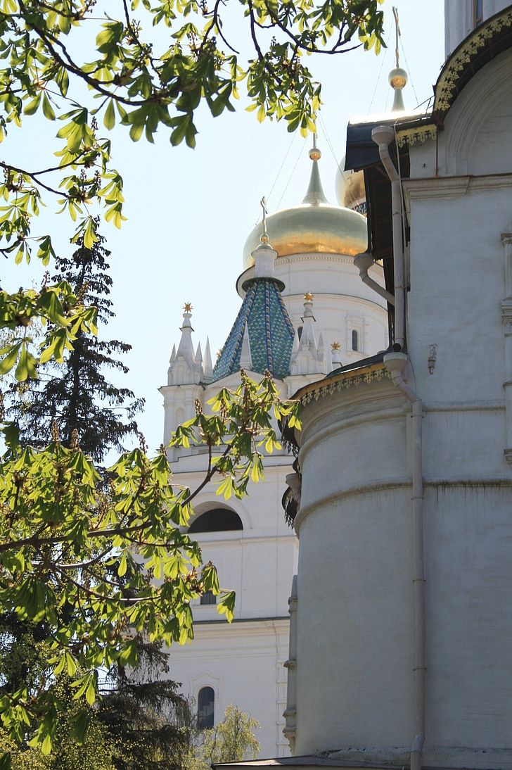 Κρεμλίνο, Πλατεία Εκκλησίας, άσπροι τοίχοι, θόλοι, πράσινα δέντρα, άνοιξη, ουρανός