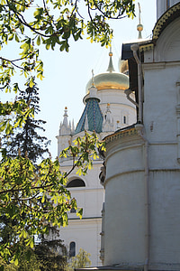 Kremlius, Bažnyčios aikštėje, baltos sienos, kupolai, žali medžiai, pavasarį, dangus