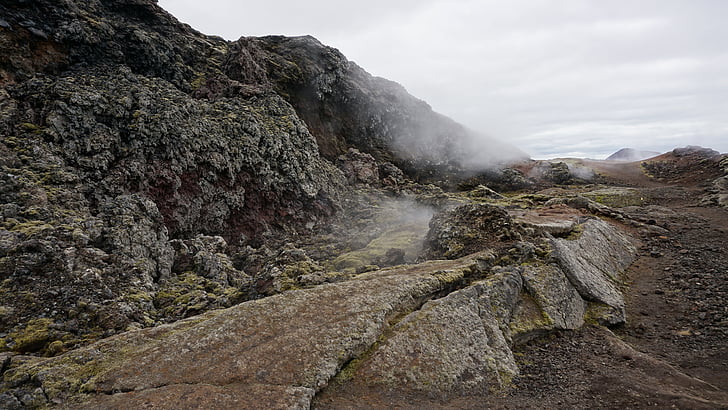 Volcán, lava, vapores, Islandia