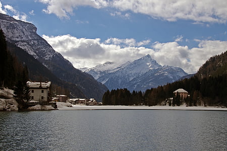 Alleghe, jazero, Dolomity, Veneto, Belluno, Taliansko, Alpy