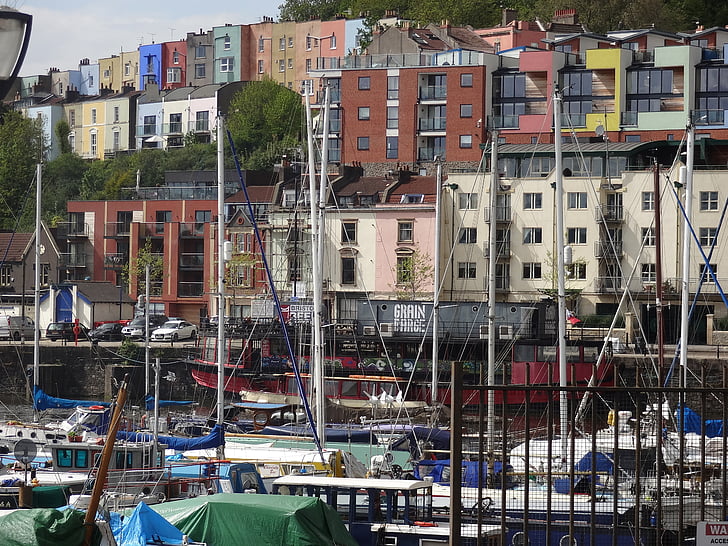 Bristol, Anglia, csónak udvaron, csónakok, szabadidő, árbocok