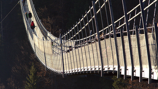 pont suspendu, construction d’un pont, pont, pont en acier, passerelle pour piétons, transition