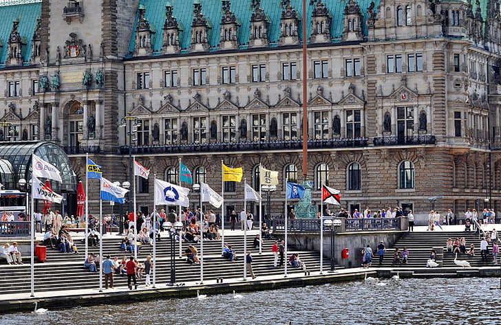 Hamburg, radnica, dav, vlajky, schody, postupne, budova