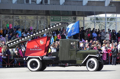 dag van de overwinning, auto, retro auto 's, vlag, de Tweede Wereldoorlog, lint van Sint-Joris, 9 mei