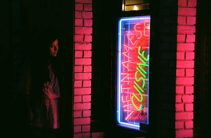 mulher, sombra, olhando, sinal de néon, restaurante, colorido, à noite