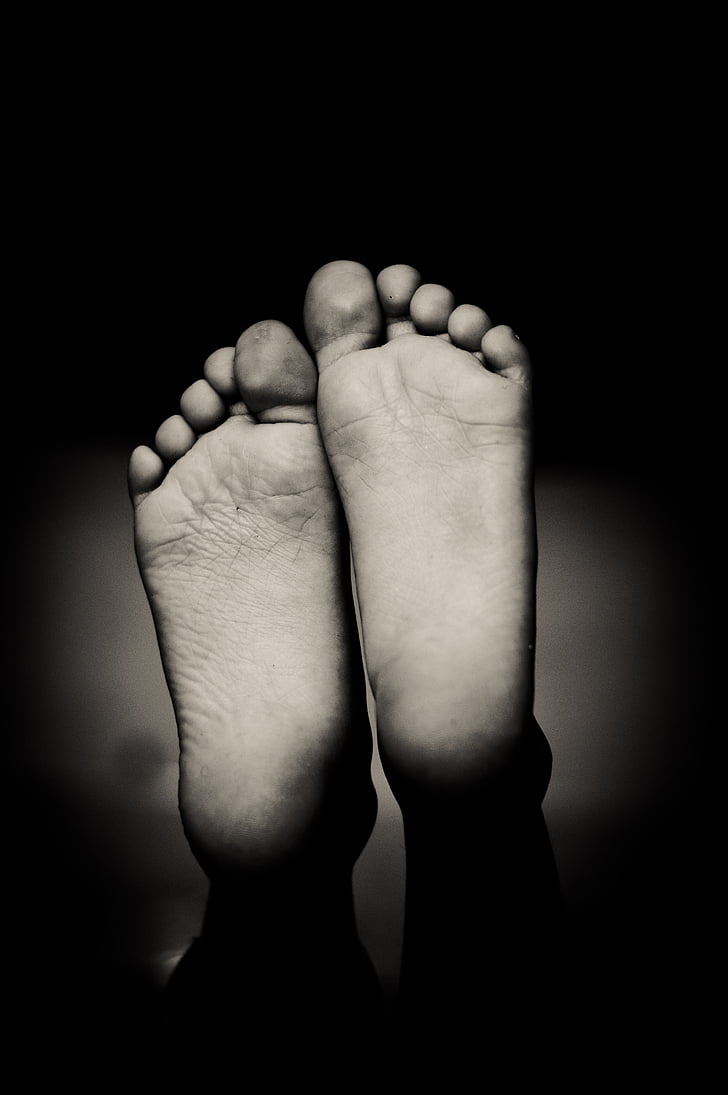 pies, luz, pequeño, parte del cuerpo humano, mano humana, fondo negro, pie humano