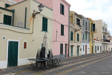 Italië, Sardinië, Alghero, aan de kust, huizen, weg, kleuren