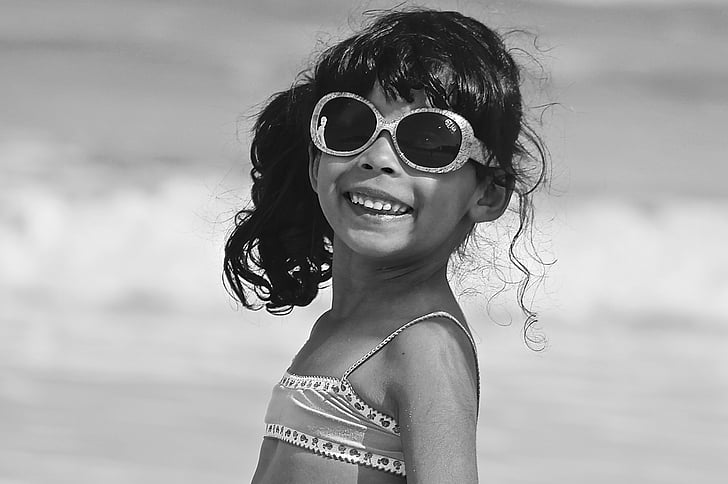 Cô bé, Bãi biển, mùa hè, kỳ nghỉ, vui vẻ, màu đen và trắng, kính râm