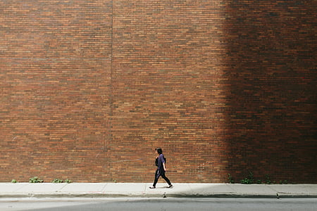 mur de briques, jeune fille, chaussée, personne, rue, marche, mur