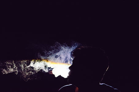 baixa, luz, foto, fumaça, homem, fumar, cigarro