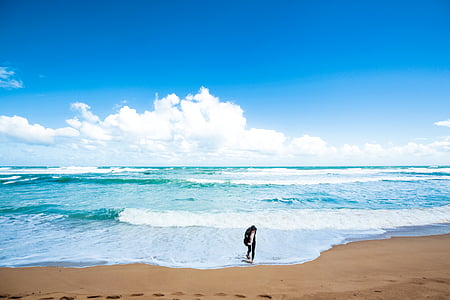 persona, usando, negro, chaqueta, caminando, orilla del mar, durante el día