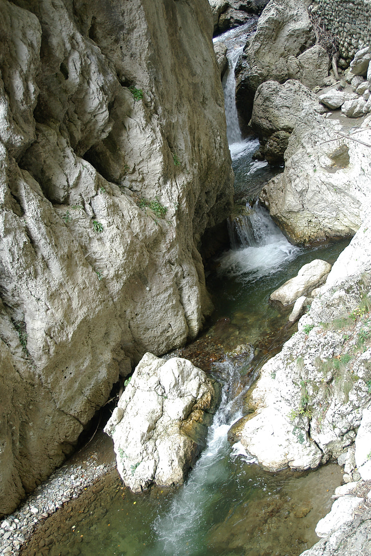 roches et eau, écoulement naturel, flux de données