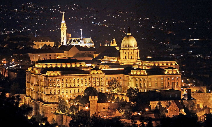 Budapešť, kráľovský palác, Matthias church, Fishermen's bastion, osvetlené, milióny mestá, noc
