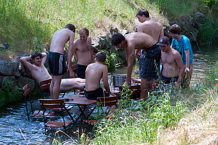 chlapci, muži, futbalisti, na rozmyslenie, rieka, piknik, jedlo