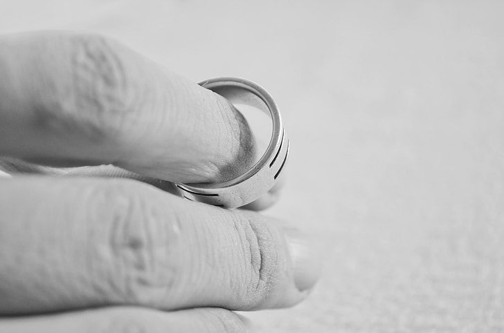 ranka, piršto, žmonės, žiedas, santuoka, santuokos nutraukimo, sprendimai