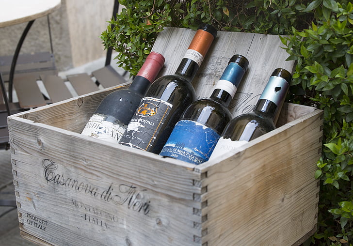 Weine, Toskana, Montalcino, hergestellt in Italien, Rotwein, Flaschen, Keller