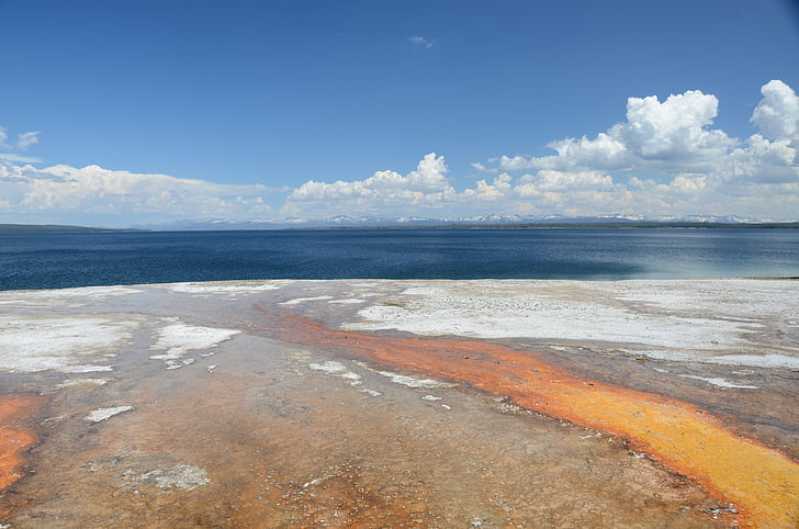 yellowstone lake, west thumb, absaroka mountains, wyoming, thermophiles, thermal springs, tourist attraction