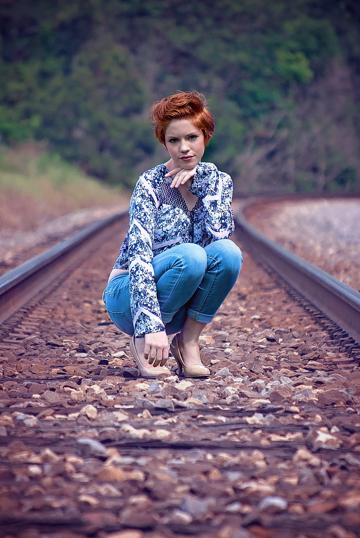 kvinna, blå, skjorta, sitter, järnväg, Söt, mode