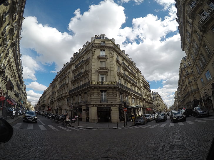 Paryžius, gatvė, baltas debesis