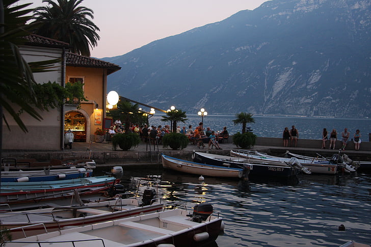 Lago di Garda, Riva del garda, promenáda, banka, u jezera, Itálie, lodě