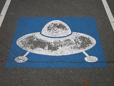 PKW-Stellplatz, Parkplatz, UFO, Piktogramm, Zeichen, Spaß, Asphalt
