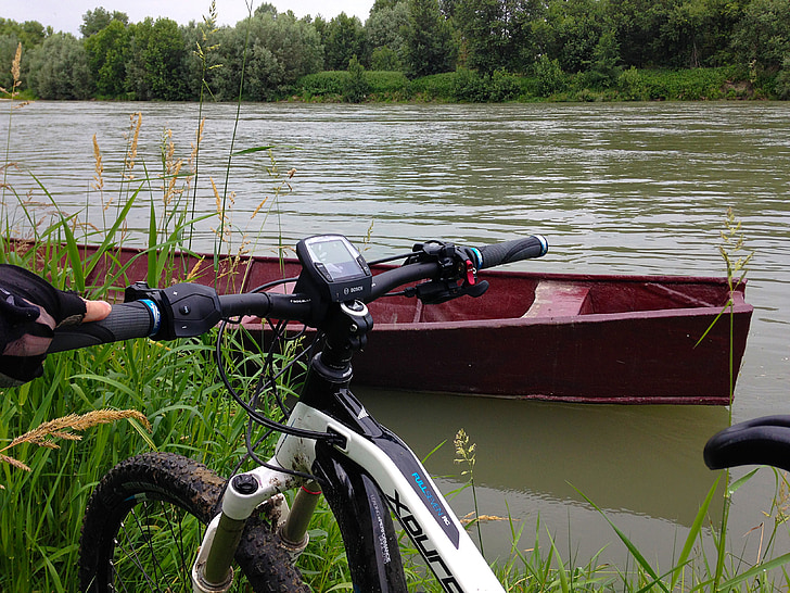Po floden, elektrisk cykel, båtar