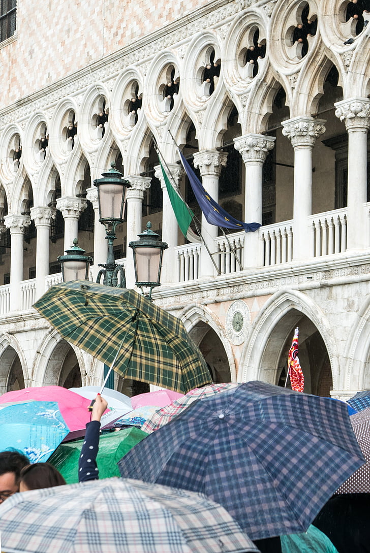 Венеция, Пиаца Сан Марко, туристи, тълпата, дъжд, чадъри, Италия