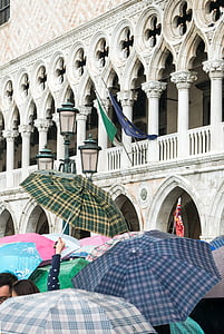 Venetsia, Pyhän Markuksen tori, turistit, yleisö, sadetta, sateenvarjot, Italia