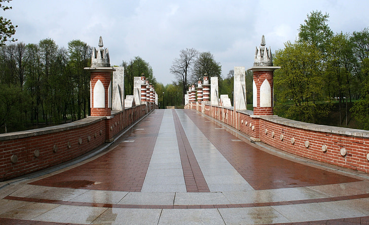 Most, pre chodcov, široký, červená a biela, piliere, svetlá, mokrom povrchu