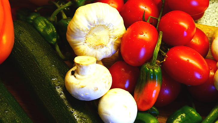 Ķiploki, tomāti, sēnes, cukini, pārtika, dārzeņi
