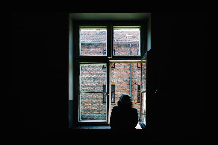 hombre, buscando, ventana, luz del día, Fotografía, edificio, pared de ladrillo