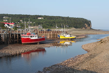low tide, sea, ship, fishing boat, ocean, new-brunswick, canada