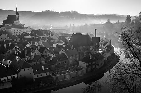 Tschechische Republik, Cesky krumlov, Morgen, Stadt, Nebel, schwarz / weiß, Blick