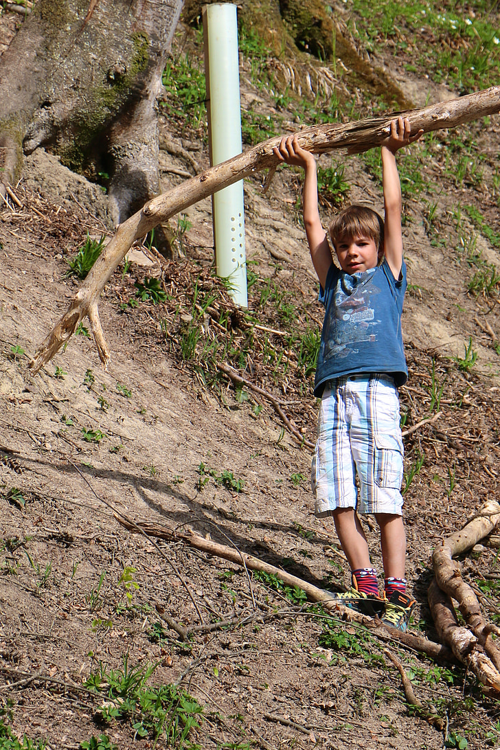 child, construction pole, large, strong, strength, self-confidence, outdoors