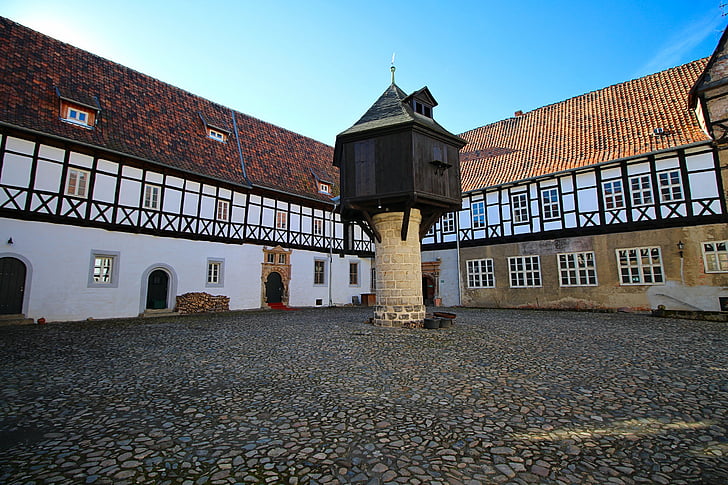 ristikon, kolmen sivun court, keskiajalla, rakennus, historiallisesti, arkkitehtuuri