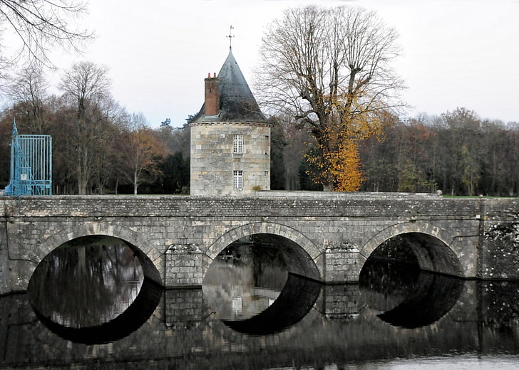 zámek sully-sur-Loire, Most, kamenný oblouk, vodní příkop, věž, Pierre